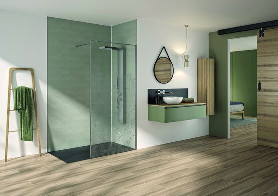 Paroi de douche vitrée anticalcaire droite ou cintrée en quatre largeurs | Walk-in Solo Arkade - produit présenté par KINEDO BALNÉO DOUCHE