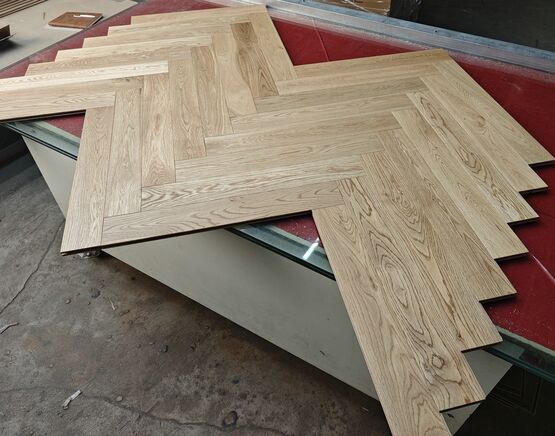 Parquet massif chêne bâton rompu vernis blond mat | Versailles