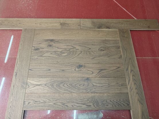 Parquet semi-massif en chêne | Pose en bâton rompu – Finition brossée vernis mat