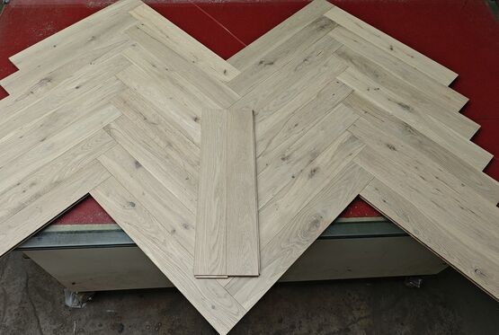  Parquet massif en chêne | Pose en bâton rompu – Finition brossée vernis mat - TRADEWOOD