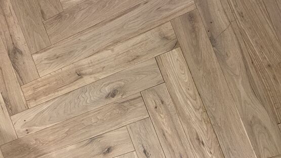  Parquet massif en chêne | Pose en bâton rompu – Finition brossée vernis mat - Parquets massifs en chêne