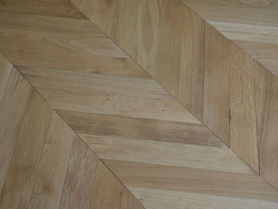 Parquet semi-massif en chêne | Pointe de Hongrie Lyon – Finition brossée vernis mat blond