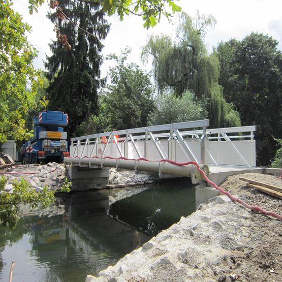 Passerelle de 13,20 m x 2,80 m, garde-corps en tôle d&#039;Alu perforée et avec support déporté pour fourreau de 300 mm| GLÜCK