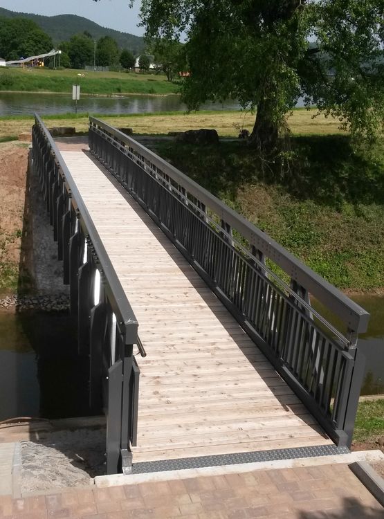  Passerelle de 13,20 m x 2,80 m, garde-corps en tôle d&#039;Alu perforée et avec support déporté pour fourreau de 300 mm| GLÜCK - GLÜCK