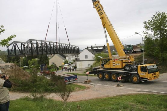  Passerelle de 13,20 m x 2,80 m, garde-corps en tôle d&#039;Alu perforée et avec support déporté pour fourreau de 300 mm| GLÜCK - Gamme de mobilier, autre mobilier