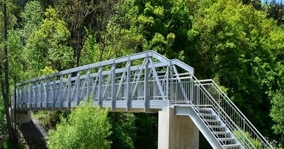 Passerelle de 13,20 m x 2,80 m, garde-corps en tôle d&#039;Alu perforée et avec support déporté pour fourreau de 300 mm| GLÜCK - produit présenté par GLÜCK