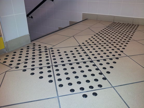 Pastilles podotactiles d’éveil de vigilance colorées autoadhésives | WACCESS - produit présenté par WATTELEZ