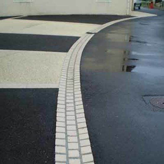  Pavage en pierre de Comblanchien pour aménagements extérieurs ou urbains | Pavés en pierre de Comblanchien - SETP