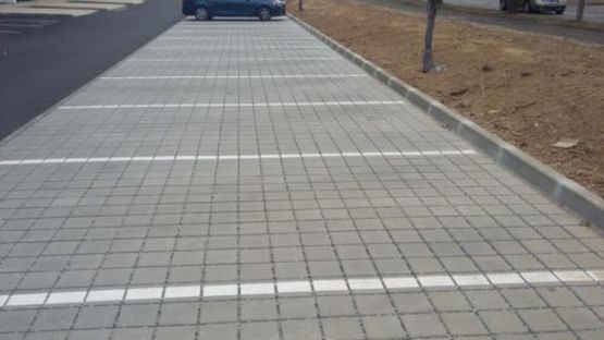 Pavé drainant en déchets de coquilles Saint-Jacques avec écarteurs végétalisables | Océan Hydrojoint - produit présenté par ALKERN