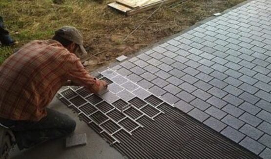Pavé en granit mince | PAVÉ-EASY avec gabarits PVC de pose - produit présenté par SOFADES