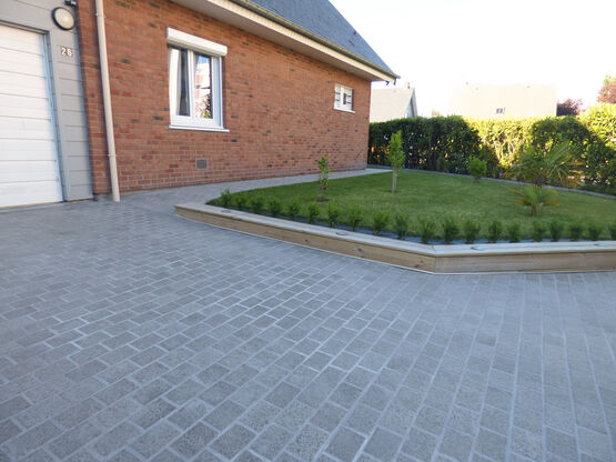 Pavés granit massif 10x14x1 cm pour sols extérieurs carrossables, avec gabarits de pose PVC "PARVIS" - produit présenté par SOFADES