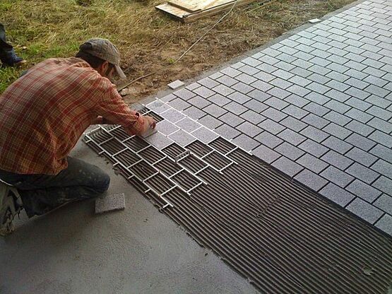 Pavés en granit minces 10x14x1 cm pour sols extérieurs carrossables | PAVÉ-EASY à installer avec gabarits de pose PVC