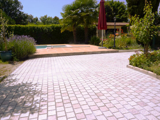 Pavés granit massif 8x8x1 cm pour sols extérieurs carrossables, avec gabarits de pose PVC  - produit présenté par SOFADES