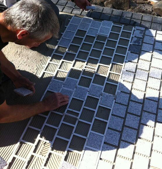 Pavés granit massif 8x8x1 cm pour sols extérieurs carrossables, à installer avec gabarits de pose PVC