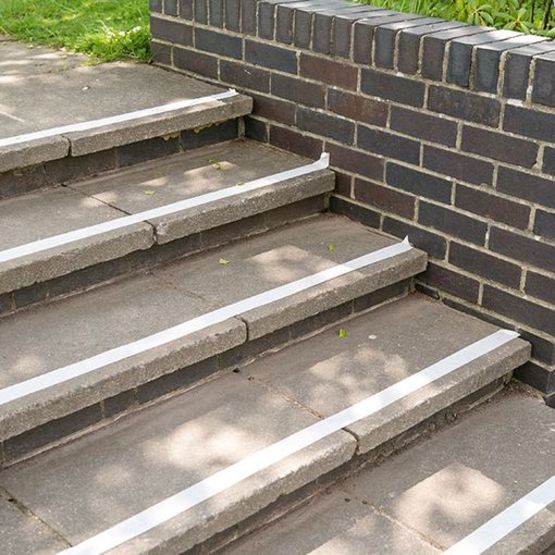  Peinture résistante et antidérapante pour signaler les bords de marches | Watco - Produits pour marquage et signalisation au sol