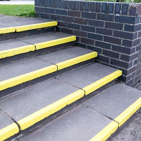 Peinture résistante et antidérapante pour signaler les bords de marches | Watco - produit présenté par WATCO