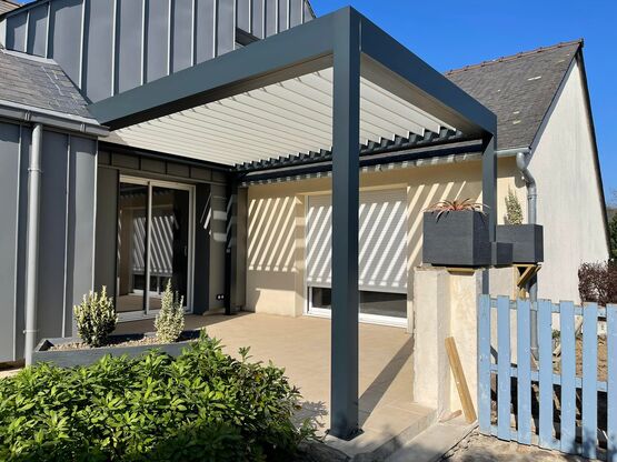  Pergola à lames orientables en aluminium | Pergola bioclimatique PERGOMATIK EKO  - Pergolas