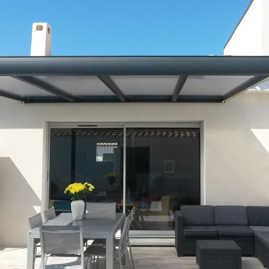  Pergola à toit polycarbonate et structure en aluminium | Light - ALSOL.FR