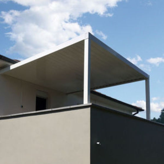 Pergola adossée bioclimatique en aluminium pour terrasses | Attractive 
