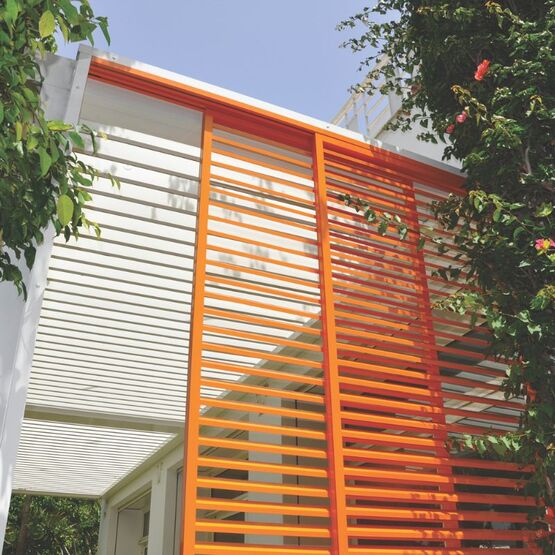 Pergola aluminium à lames fixes et fermetures latérales | Sepalumic Série 7300 - produit présenté par SEPALUMIC