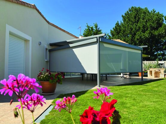  Pergola aluminium adossée à toile rétractable | Pergo-Line - STORISTES DE FRANCE