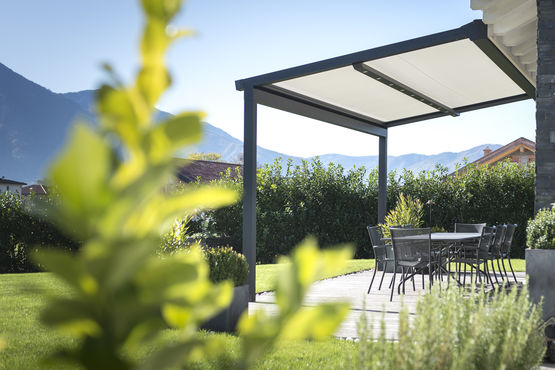Pergola avec tissu à enroulement | XTESA PLAIN - produit présenté par KE FRANCE