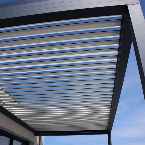  Pergola bioclimatique à motorisation en aluminium | Architect perpendiculaire - ALSOL.FR