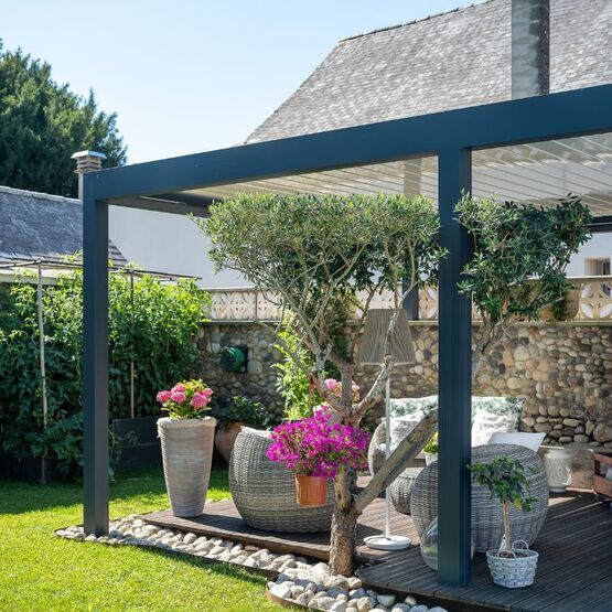 Pergola Bioclimatique Aluminium et fermetures latérales - produit présenté par SEPALUMIC