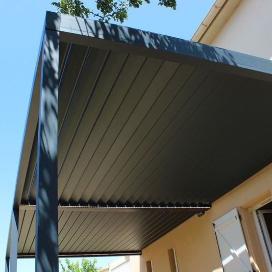  Pergola bioclimatique en aluminium à motorisation pour espaces extérieurs | Design - ALSOL.FR