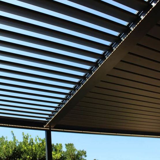 Pergola bioclimatique en aluminium à motorisation pour espaces extérieurs | Design - produit présenté par ALSOL.FR