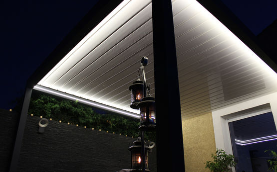 Pergola bioclimatique en aluminium avec lames motorisées | Lounge - ALSOL.FR