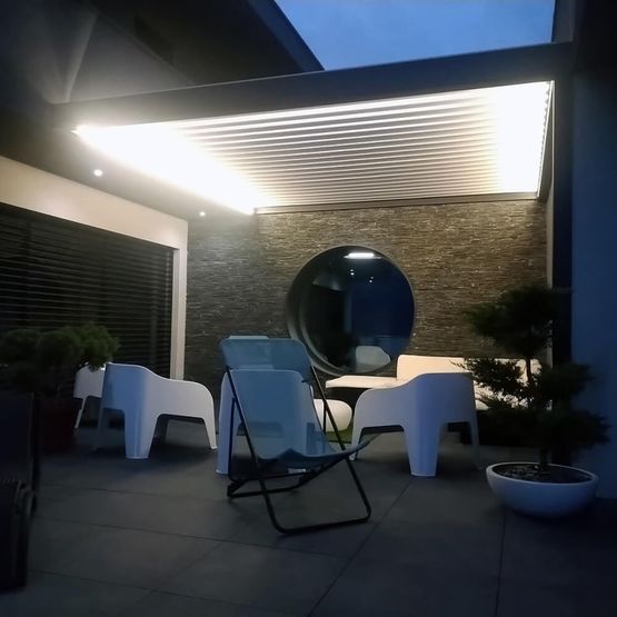 Pergola bioclimatique en aluminium avec lames motorisées | Lounge - produit présenté par ALSOL.FR