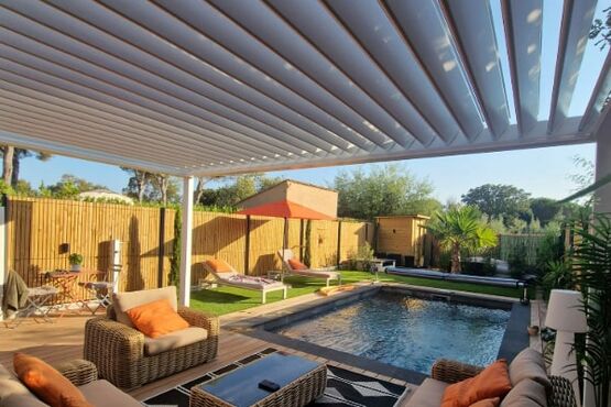 Pergola bioclimatique | Modèle sur mesure avec options de fermeture et commande à distance