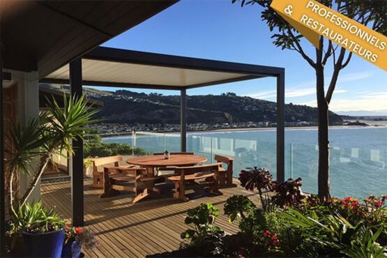 Pergola bioclimatique | Modèle sur mesure avec options de fermeture et commande à distance - produit présenté par MGK MENUISERIE