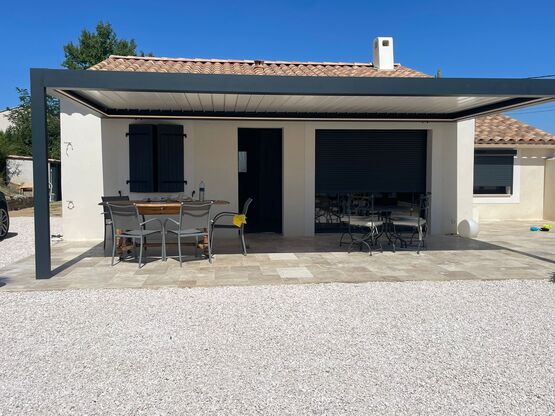 Pergola bioclimatique | OPTIMA à lames orientables motorisées - produit présenté par MGK MENUISERIE