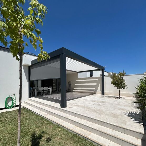 Pergola en aluminium sur-mesure | Poppy - produit présenté par KOSTUM  MAISON CADIOU