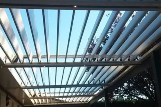 Pergola sur mesure à lames orientables ou toile colorée | SOFAREB - produit présenté par SOFAREB