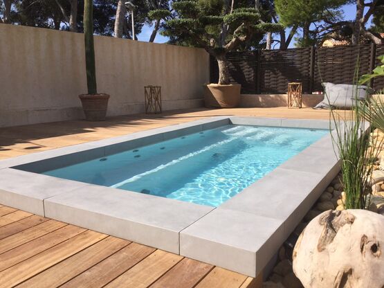 Pièce d'angle à deux retombées perpendiculaires pour finition de margelles de piscine en L ou U de Rouviere Collection