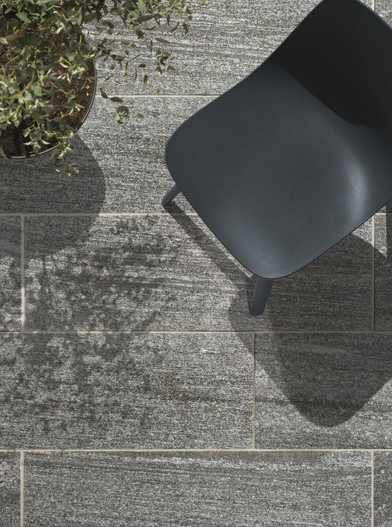  Pierre naturelle gris foncé pour sols extérieurs | GNEISS BIASCA  - Carrelages en pierre naturelle ou reconstituée