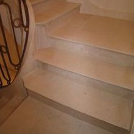 Pierre naturelle pour revêtement d&#039;escaliers et plinthes | Revêtement d&#039;escalier scellé