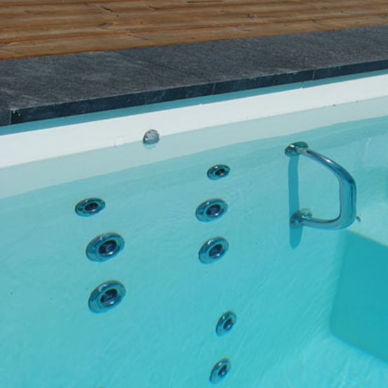 Piscine avec zones de remise en forme | Gamme Sport et Bien-être - produit présenté par GÉNÉRATION PISCINE