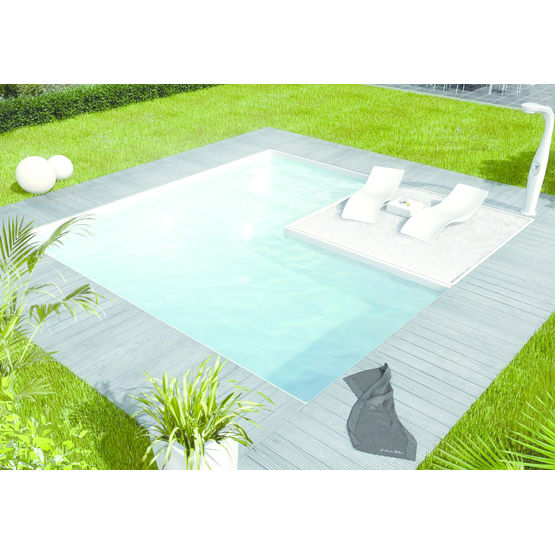 Piscine Blanche Avec Plage Integree En Gazon Synthetique Cub O Aquilus Piscines