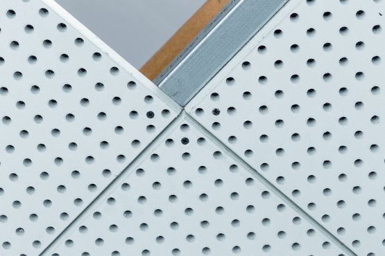  Plafond acoustique en plaques de plâtre perforées captant les formaldéhydes | Creabel - SINIAT