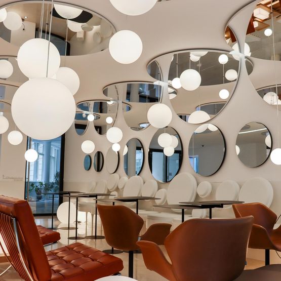 Plafond Miroir Toile Tendu pour Bureaux et Espaces d&#039;Accueil | Like Mirror Mirolege - produit présenté par LIKE MIRROR MIROLEGE