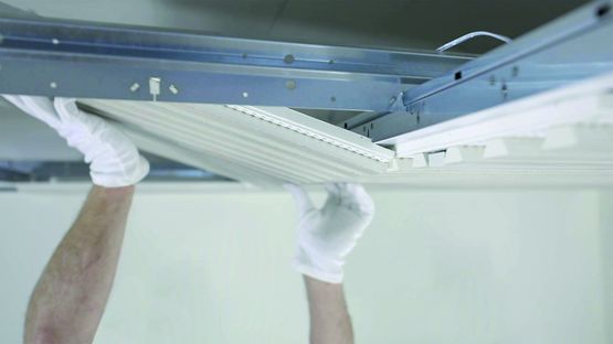 Plafond modulaire acoustique en dalle de plâtre lattées aspect bois | Danoline Rold 12 - KNAUF