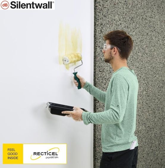 Plaque d'isolation acoustique à base de chutes de polyuréthane