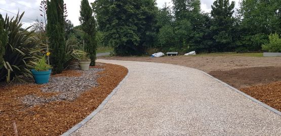  Plaque stabilisatrice de gravier en milieu paysager | ALVEPLAC® de JOUPLAST® - Panneaux ou blocs alvéolaires