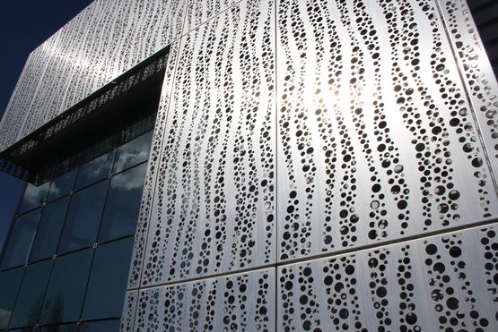  Plaques métalliques avec perforations rondes | Rythmic Exau - Bardage en acier