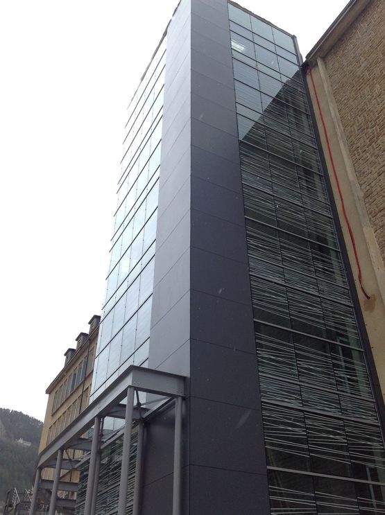  Plaques pour façades modernes | Panneaux Compact Square HPL - Bardage en bois composite