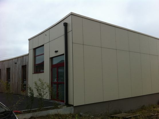 Plaques pour façades modernes | Panneaux Compact Square HPL - produit présenté par WERZALIT